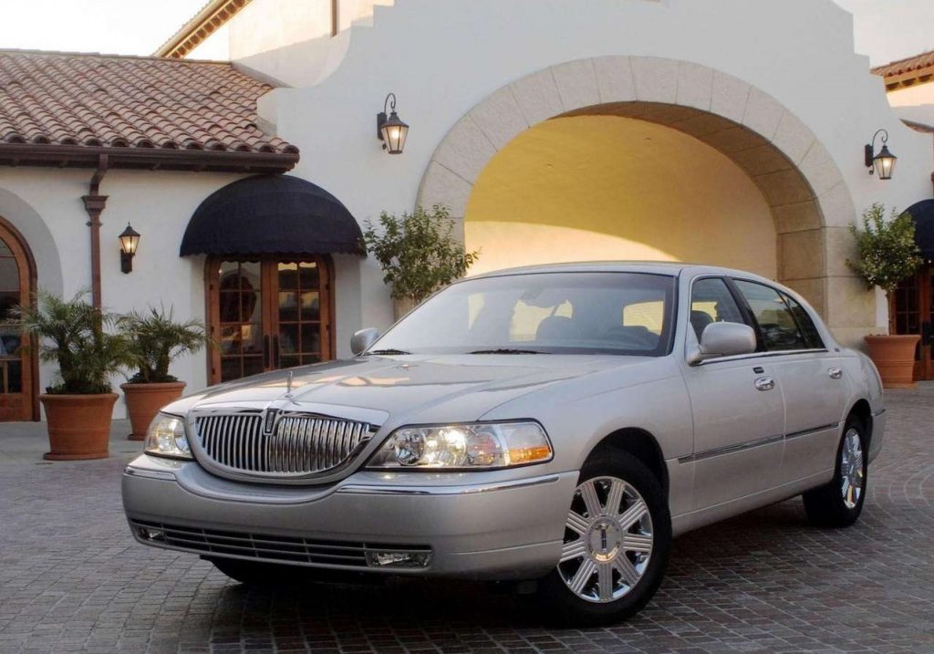 Lincoln Town Car (2003) - Front Angle