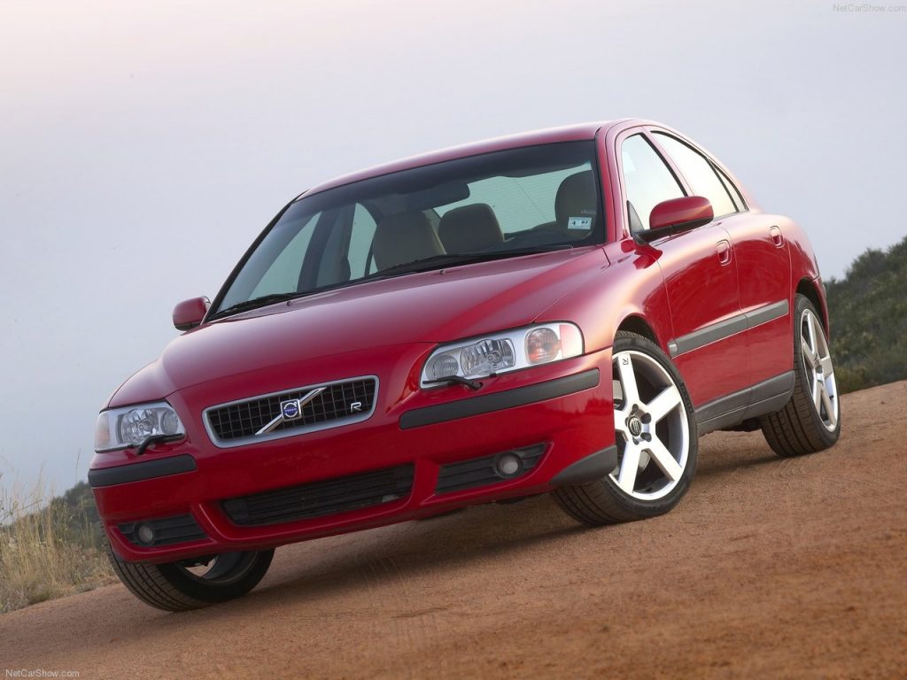 Volvo S60 R (2003) - Front Angle
